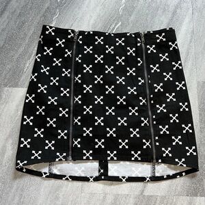 H&M black & white tribal mini skirt size 10 stretchy X pattern